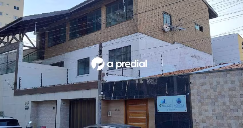 Casa triplex com características comerciais.