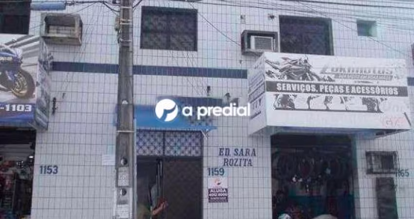 Sala com lavabo, quase esquina com Avenida Tristão Gonçalves.