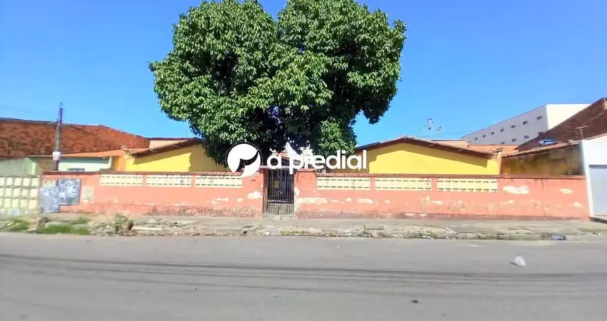 Casa com 1 quarto, a poucos metros da unidade basica de saude - manuel carlos gouveia.