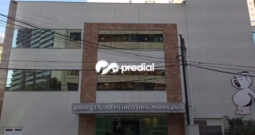 Sala no centro medico dra. nubia jaco, com banheiro social e estacionamento.