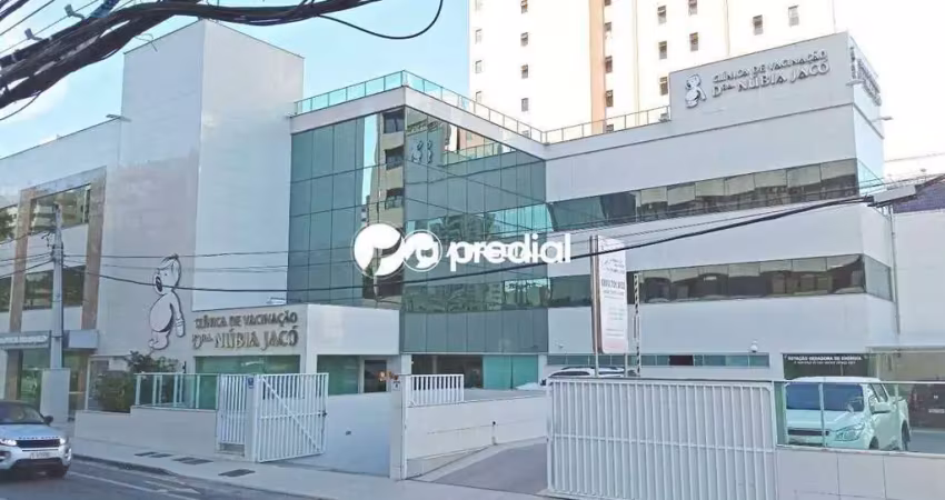Sala no centro medico dra. nubia jaco, com banheiro social e estacionamento.