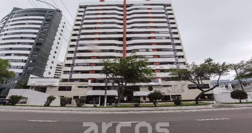 Apartamento no Jardins, Av. Francisco Porto. Edifício Premium, 120m², ¾ com suíte e varanda. Andar alto, Norte/Leste.