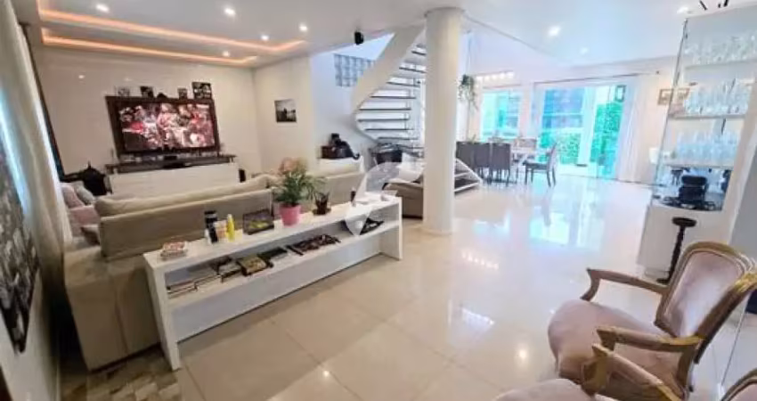 Casa com 350m² privativos em condomínio sala com 3 ambientes e 1 suíte master no bairro trindade
