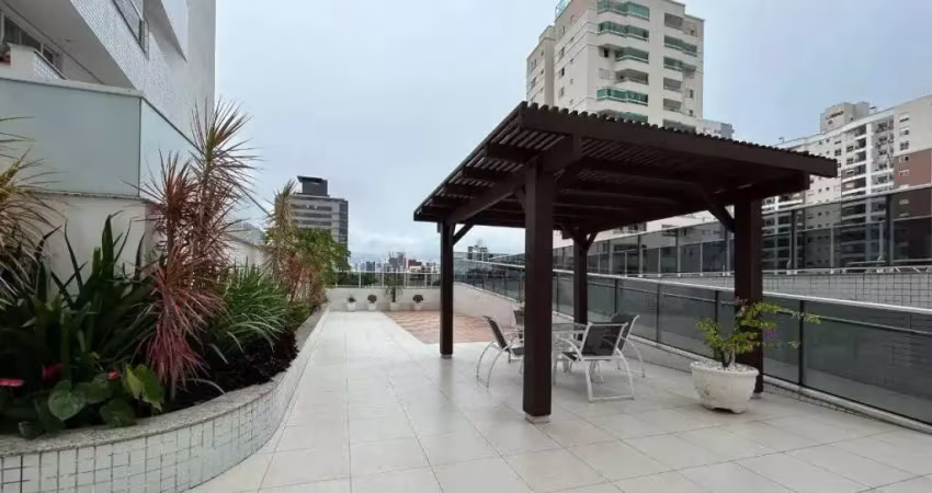 Apartamento mobiliado, com 2 dormitórios sendo 1 suíte e 3 vagas de garagem