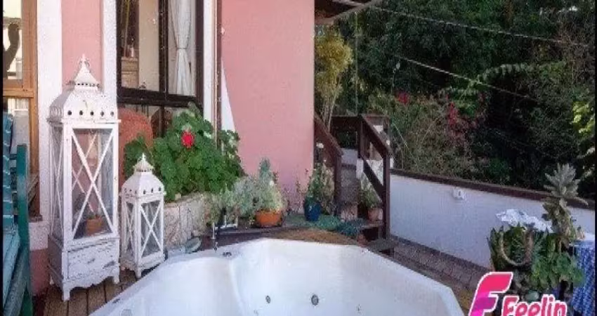 Casa com 5 domitórios sendo 2 suítes, semi-mobiliada e vista para natureza - carvoeira, florianópolis