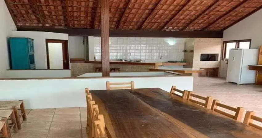 Ampla casa mobiliada com 450m²  próxima ao canal da barra da lagoa