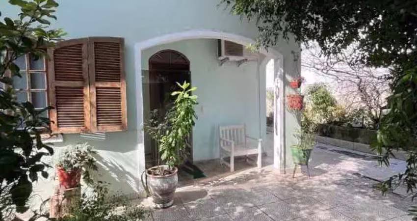 Casa com 4 dormitórios e espaços amplos no bairro trindade