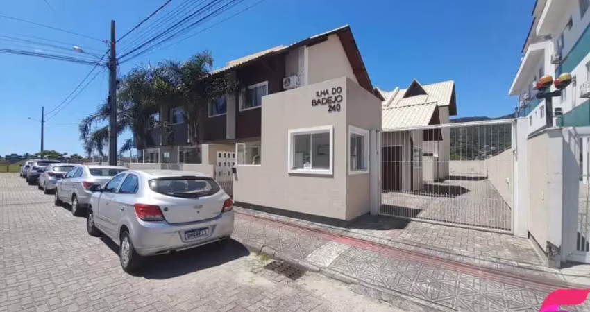 Sobrado com 2 dormitórios no portal do ribeirão em florianópolis