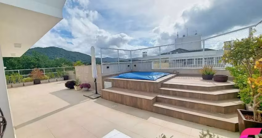 Cobertura com 3 suítes, 300 metros da praia e em condomínio clube no campeche!