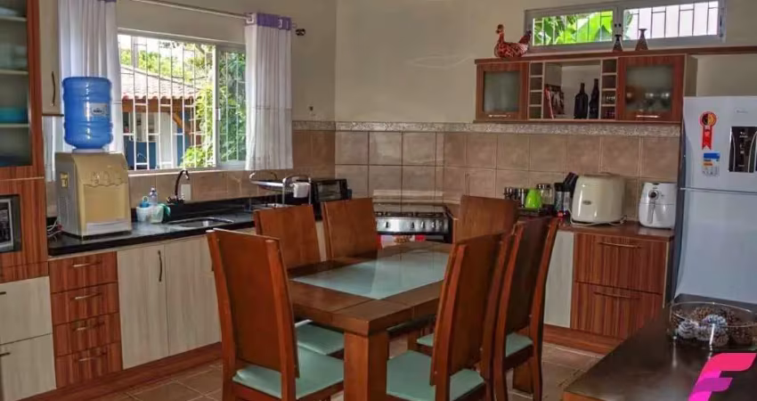 Casa aconchegante com 3 dormitórios e 180 m² no campeche