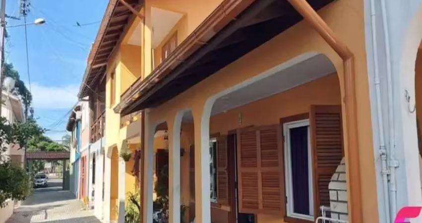 Casa com 6 dormitórios à venda, 198 m² |armação |florianópolis