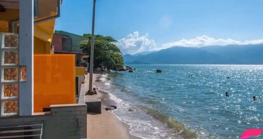 Casa de 4 dormitórios à beira do mar no ribeirão da ilha