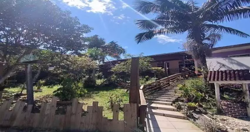 Casa com 3 dormitórios sendo 1 suíte que proporciona contato com a natureza e fácil acesso às universidades udesc, ufsc e comercio do bairro