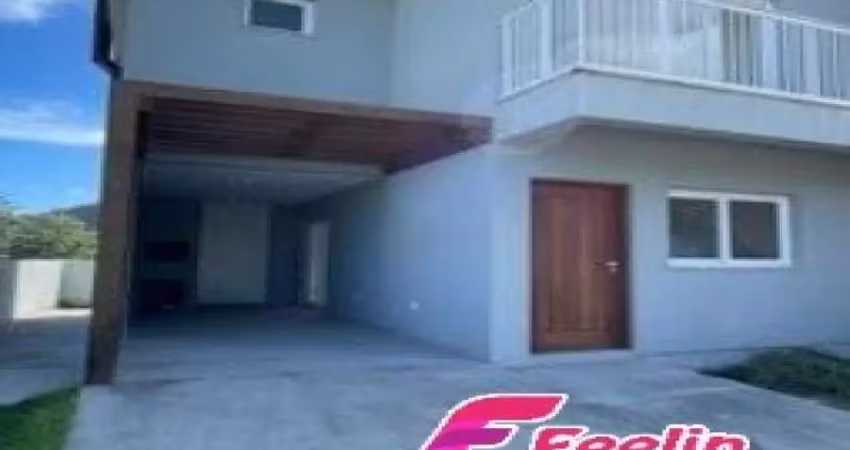 Sobrado recém construído com 3 dormitórios sendo uma suíte com varanda e um amplo living.