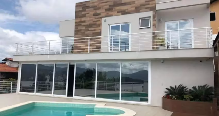 Casa de alto padrão com 03 suítes sendo uma máster de 60m2, área gourmet e piscina na agronômica