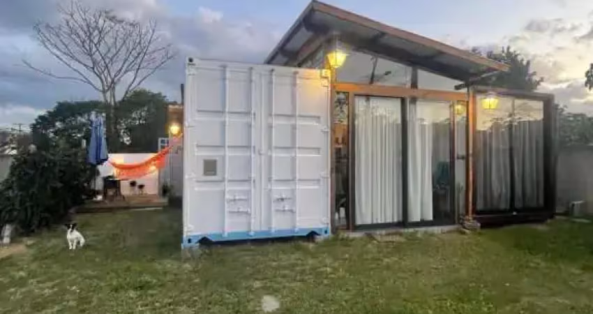 Casa container 2 dormitórios, em amplo terreno e estilo casa de praia - são joão do rio vermelho
