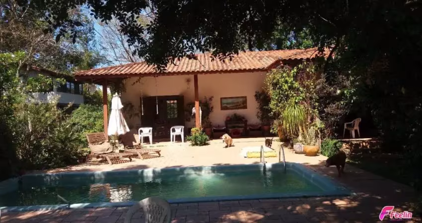 Casa com muita natureza ao redor e composta por 4 suítes - são joão do rio vermelho