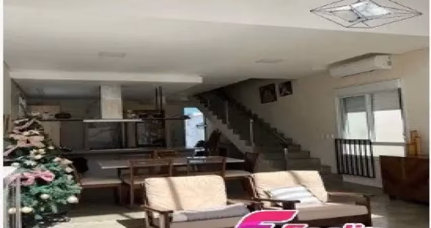 Linda casa alto padrão no campeche. mobiliada, amplas abertura, pé direito alto na sala e a 200 metros da praia. não perca!!!