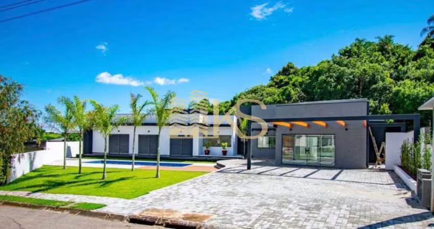 NOVÍSSIMA CASA TÉRREA COM 3 SUÍTES, PISCINA E 4 VAGAS EM ATIBAIA