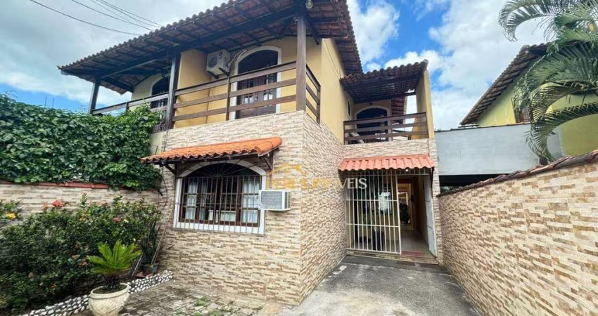 Excelente casa duplex meio lote com 3 quartos, área gourmet, piscina e churrasqueira à venda, 161 m² - Centro/Village Sol e Mar-Rio das Ostras/RJ