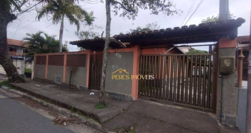 Casa línear 3 quartos, 165m2 no centro da cidade Rio das Ostras. Garagem para 3 carros e quintal.