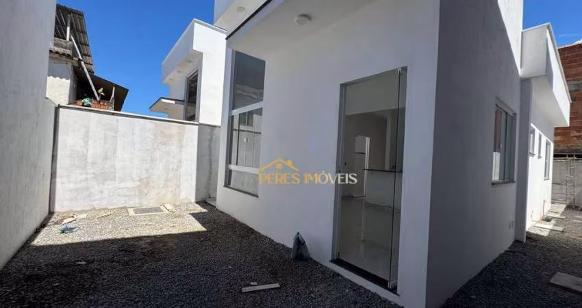 Casa linear com 2 quartos à venda, próximo da rodovia, 65 m² - Extensão Serramar - Rio das Ostras/RJ