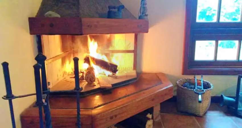 Casa com terreno amplo, gourmet e piscina na granja viana