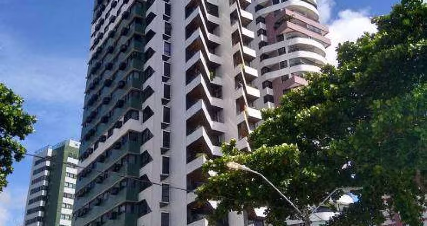 Apartamento com aproximadamente 170m2, 3 Quartos sendo 2 Suítes, Beira mar!