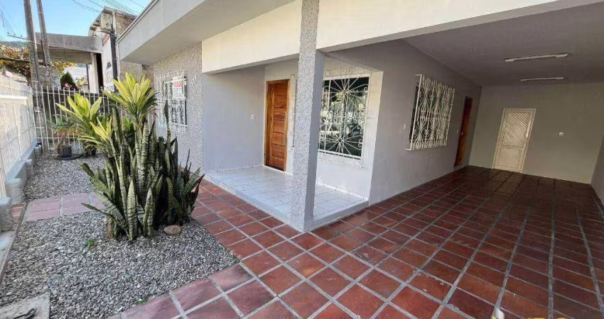 Casa para venda a 950 metros do mar em Balneário Camboriú
