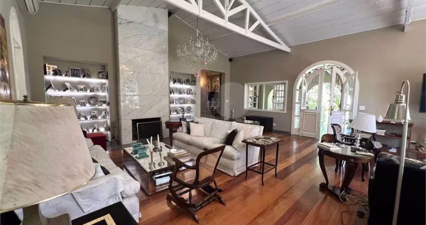 Casa com 4 quartos à venda em Granja Viana - SP