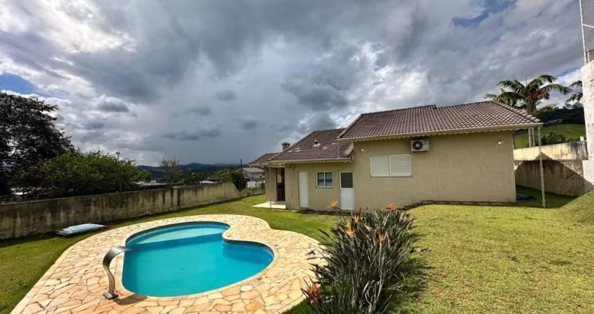 Oportunidade Casa Térrea à Venda em Condomínio Fechado de Atibaia!