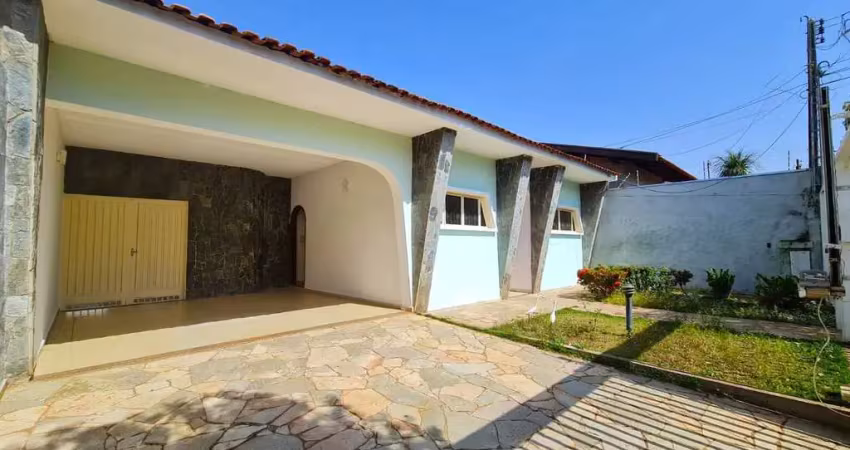 Casa 3 dormitórios, sendo 1 suíte + 1 dormitório e banheiro externos