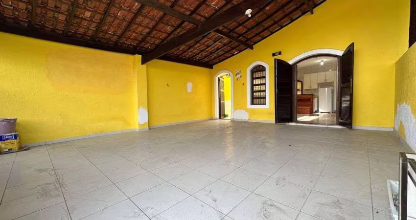 Casa em Praia Grande na Vila Caiçara com 02 dormitorios e uma suite.