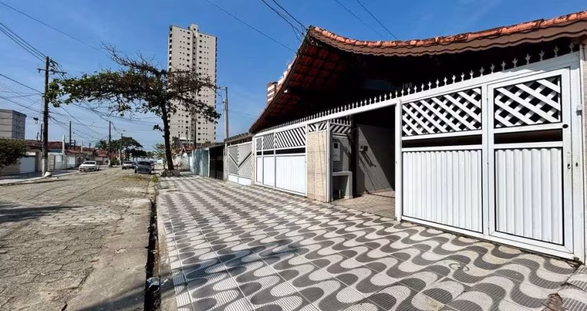 Casa espaçosa em Praia Grande, no Maracanã com 02 dorm apenas 150 mts da Praia.