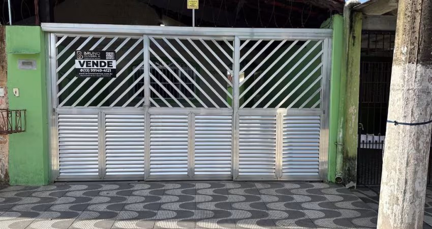 Casa em Praia Grande, geminada com 150m2 de terreno com 02 dormitorios.