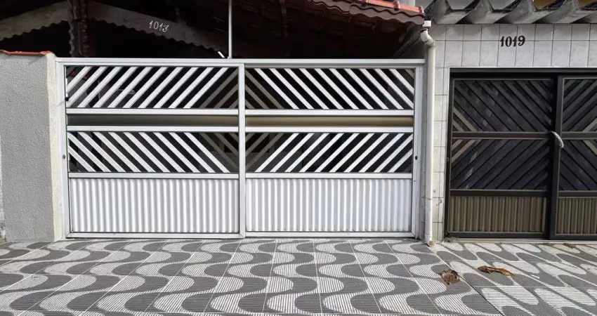 Casa reformada em Praia Grande, no Maracanã com 02 dormitórios.