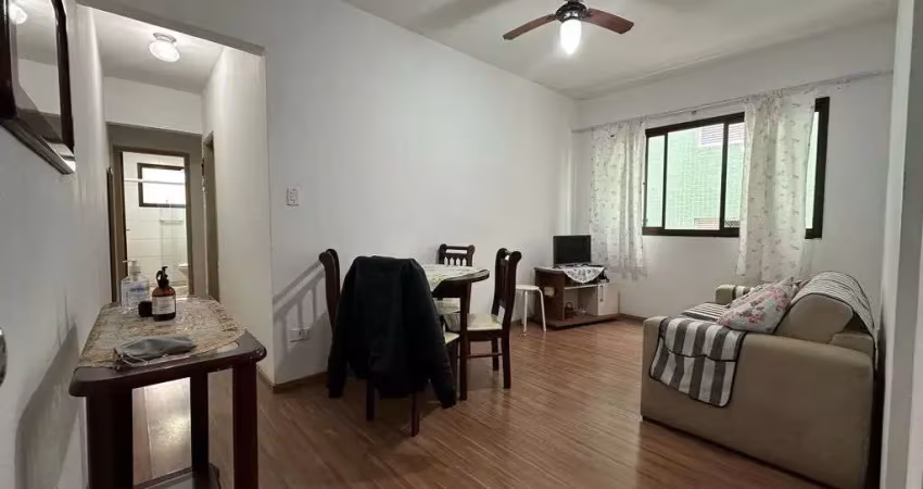 Apartamento em praia grand, na vila caiçara com 02 dormitórios perto da praia.