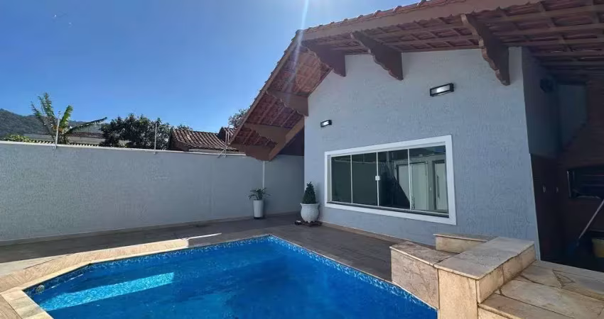 Casa alto- padrão em praia grande, 3 dormiórios á 50 metros da praia.