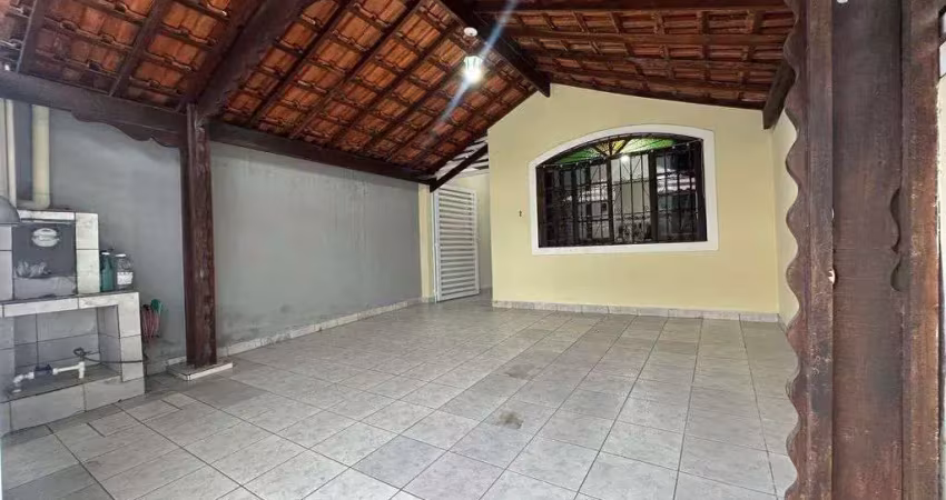 Casa em praia grande, com 02 dormitórios espaço com churrasqueira perto da praia