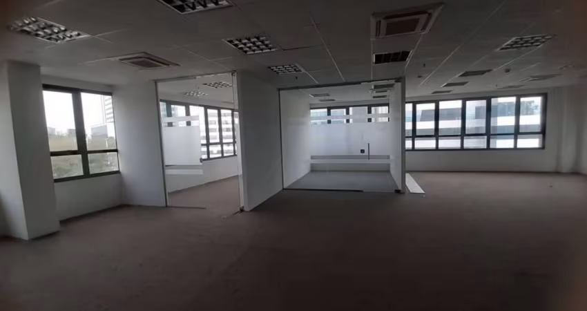ALUGA-SE SALA COMERCIAL DE 245 M² EM ALPHAVILLE