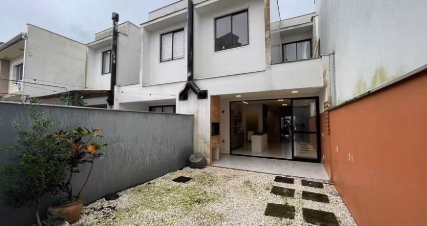Sobrado geminado com 1 suíte mais 2 quartos à venda no bairro Santo Antônio em Joinville -