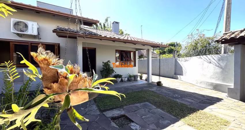 Casa plana 3 dormitórios, sendo uma suíte, lareira, churrasqueira, água quente, à venda em Novo Hamburgo.