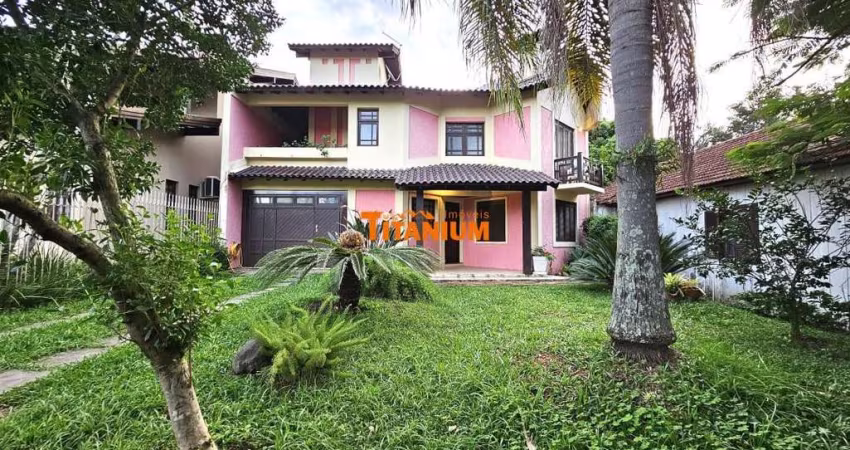 Casa à venda com 3 dormitórios, sala de jantar integrada com a cozinha e com a sala de estar, uma aconchegante lareira, amplo pátio nos fundos, garagem coberta, em  Novo Hamburgo.