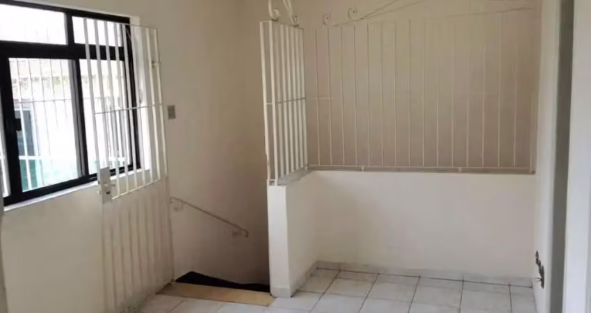 Alugo casa sobreposta alta, 03 dormitórios, 01 banheiro, sem garagem, vila valença, são vicente/sp. garantia: somente seguro fiança