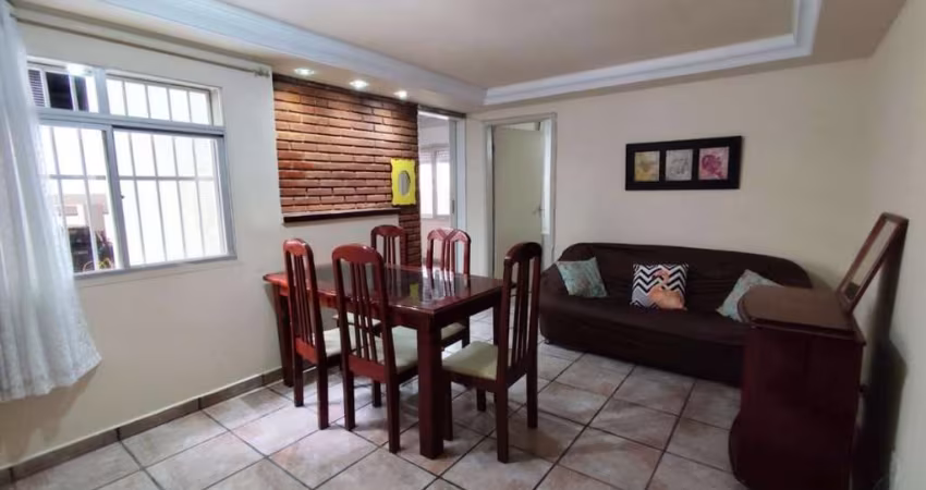 Vendo Apartamento Mobiliado (Porteira Fechada) a Uma Quadra da Praia: 02 Dormitórios, 01 vaga de Garagem com Manobrista, Andar Baixo, Prédio com Elevador, Pompéia, Santos