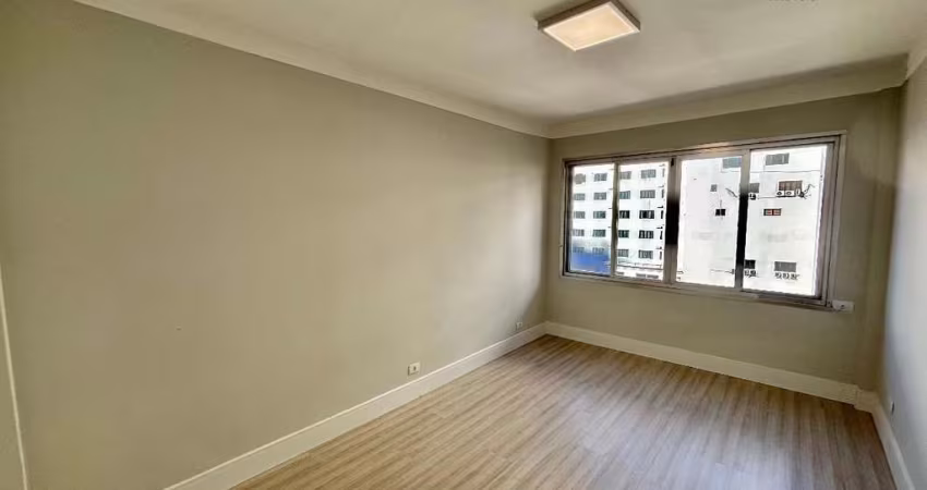 Vendo Apartamento 01 Dormitório, Andar Alto, Frente para a Rua, Uma Quadra da Praia, no Coração do Gonzaga, Santos.