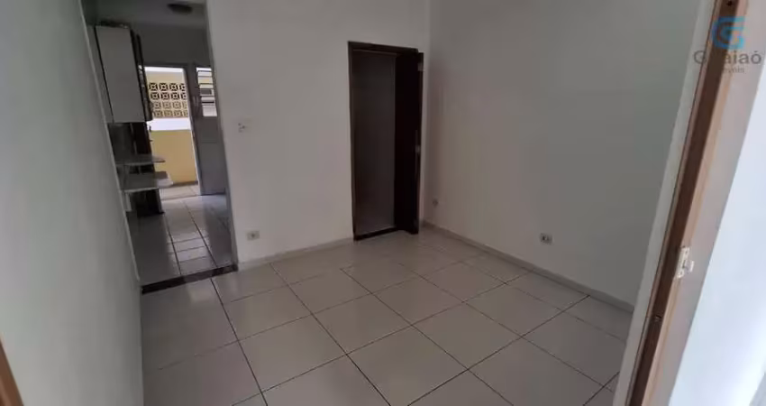 Alugo kit reformada e com garagem no coração do gonzaga em santos
