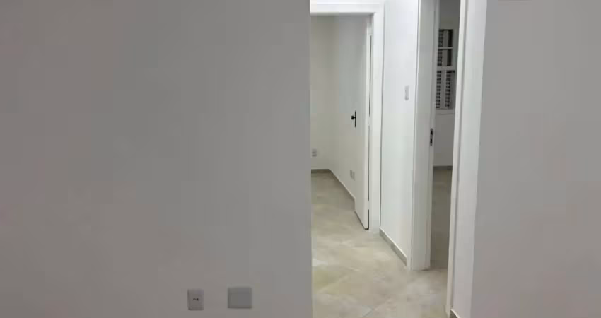 Alugo apartamento reformado, 02 dormitórios, vila mathias, santos