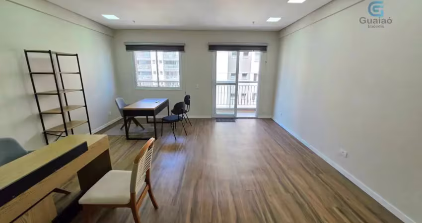 Alugo sala comercial mobiliada, com banheiro privativo, sacada e 01 vaga de garagem no fusion office, vila mathias, santos.