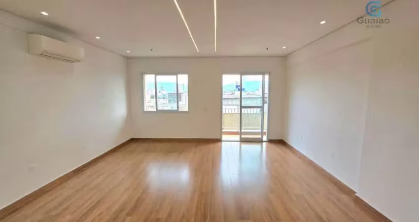 Alugo sala comercial nova, com banheiro privativo, sacada e 01 vaga de garagem no fusion office, vila mathias, santos.